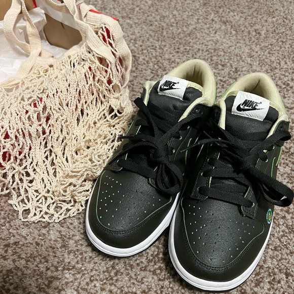 Nike Dunk Low LX Avocado - Picture 1 of 4